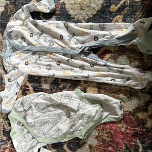 Baby bodysuit and Onesie Set with Animal Print 6-9 Months